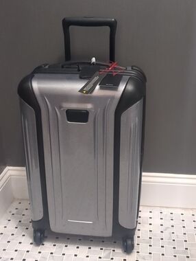 TUMI Vapor International 22" 4 WHEEL CARRY-ON Hardcase Silver.
